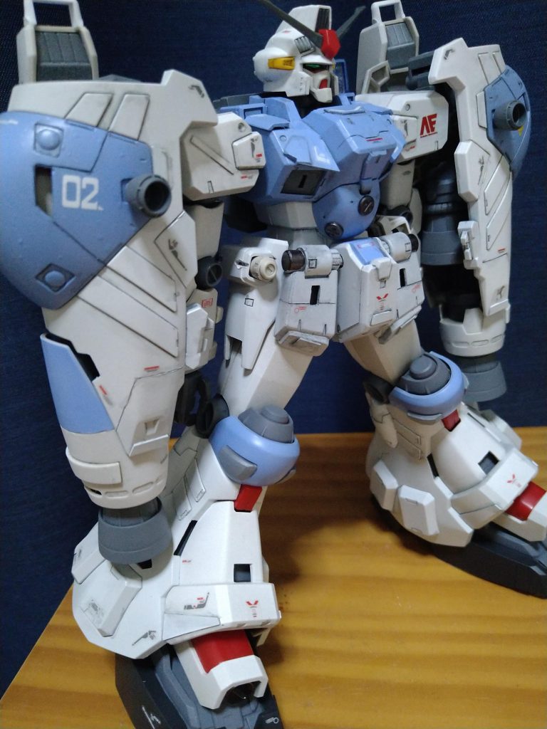 バインダーのスジボリに気合い。色はソードストライクガンダムブルーとディアクティブホワイト、メカサフライト。