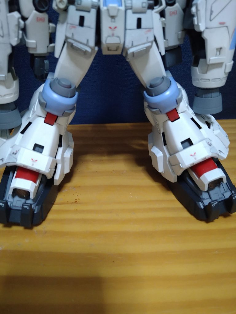 脚の装甲くり抜き。普段見えない内部フレームがチラ見えして素敵。フレームはメカサフライトで塗ってます。 