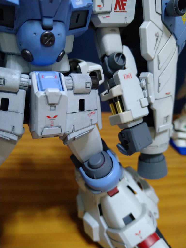 百式のランナー（もったいなくて取ってあった）を埋め込んだ。手首にさりげなくキラリ。デカールは余り物。RGサザビー、ν、MGZZなど。