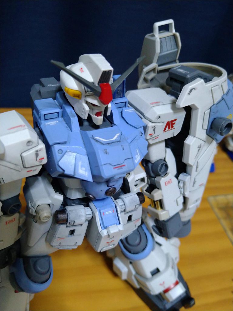 ユニコーンガンダムのあまりパーツを胸に貼り付けてパンプアップ。スジボリとプラ板追加してます。