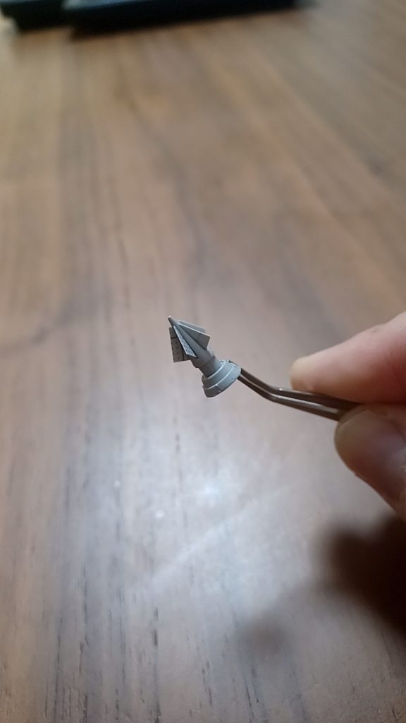 プラ板をスパイクにつけています。