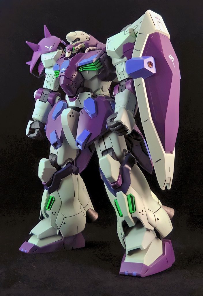 胴体で3mm太ももで4mm延長、脚部側面を削り込んでメリハリのある形に。パイプ部分はメッシュパイプに変更。 