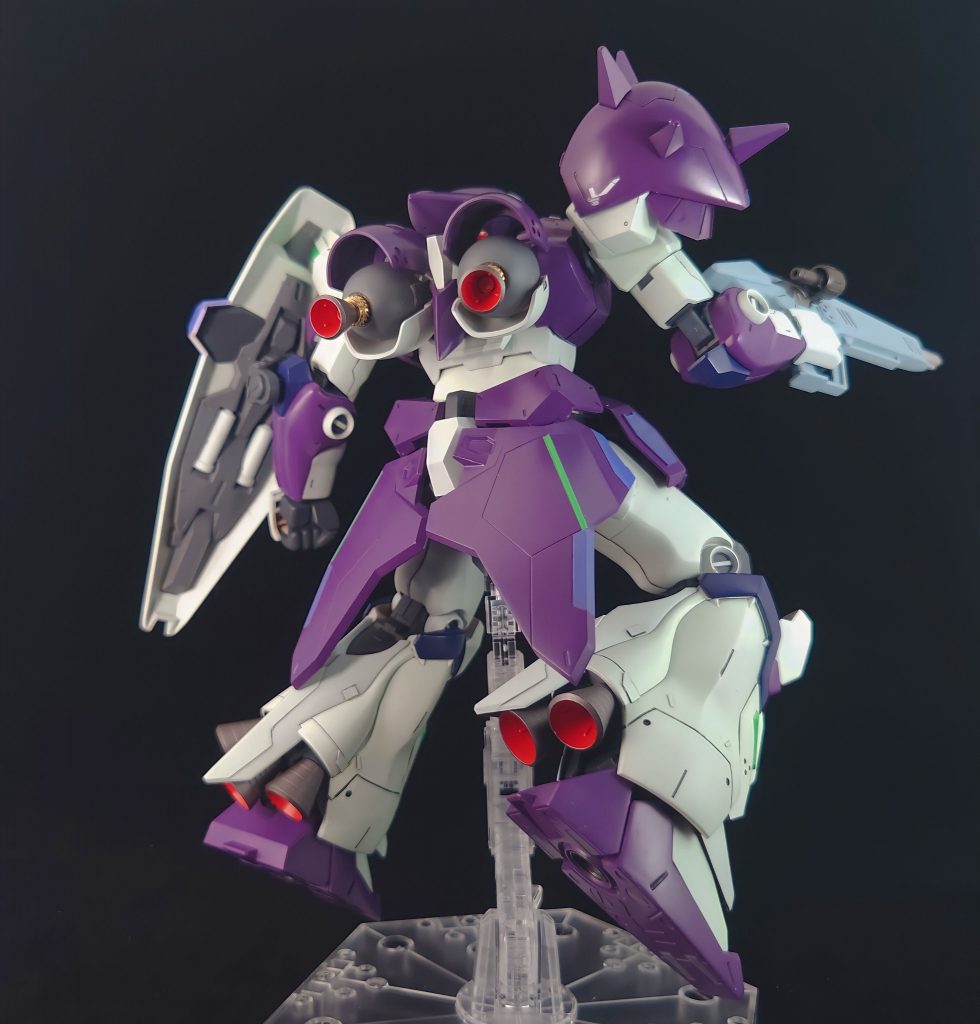 バーニアは全て一回り大きな物へ変更。シールド裏も設定画を参考にオリジナルディテールに近づけました。