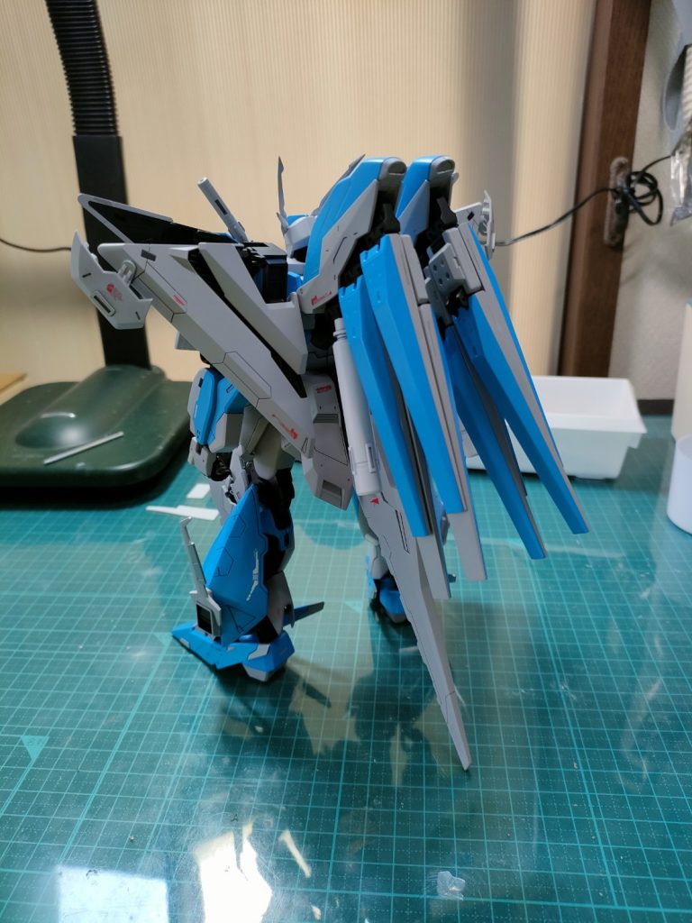 フィンファンネルは本来合計6つありますが一つ紛失したので変わりにプロペラントタンクを制作し取り付けました（笑）尻尾みたなパーツは自立が困難だったのでペーネロペーの余りパーツを取り付けました。