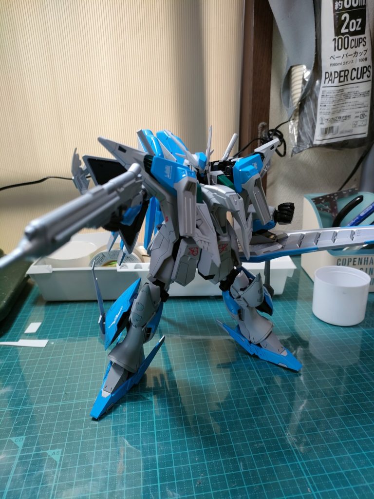 色はクレオスのスプレーでグレー部分はサーフェイサーグレーのみ青部分はスカイブルーを使用しています。