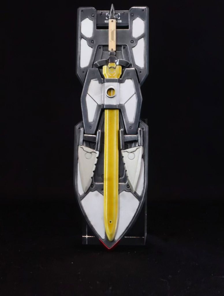 グレイズラージシールド、裏面。ジャマダハルはネオジムで懸架。ナイトブレードは、差し込み式に改造してます。