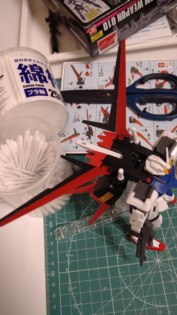 エールストライカーはHGの物です。下地をシルバー、赤は缶スプレー、ここもよく見ると荒いです。
