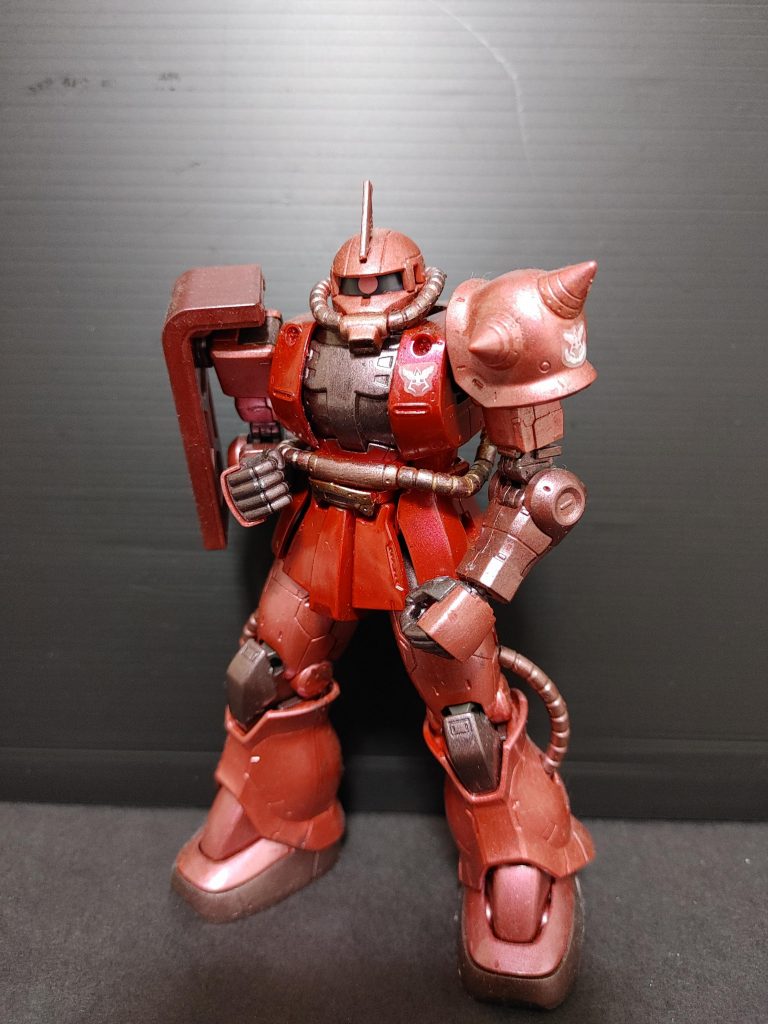 シャアザクを全体的にメタリック塗装しました。筆塗装ですが若干ムラが有ります…。うまくなりたい…😓 