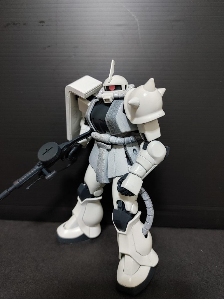 HGザクを連邦ホワイトザクをイメージして筆塗装してみました。上記の赤、青よりは若干うまく塗装出来ました😅　今後も皆様の作品を参考にガンプラ修行していきます。閲覧いただき、ありがとうございます🙇