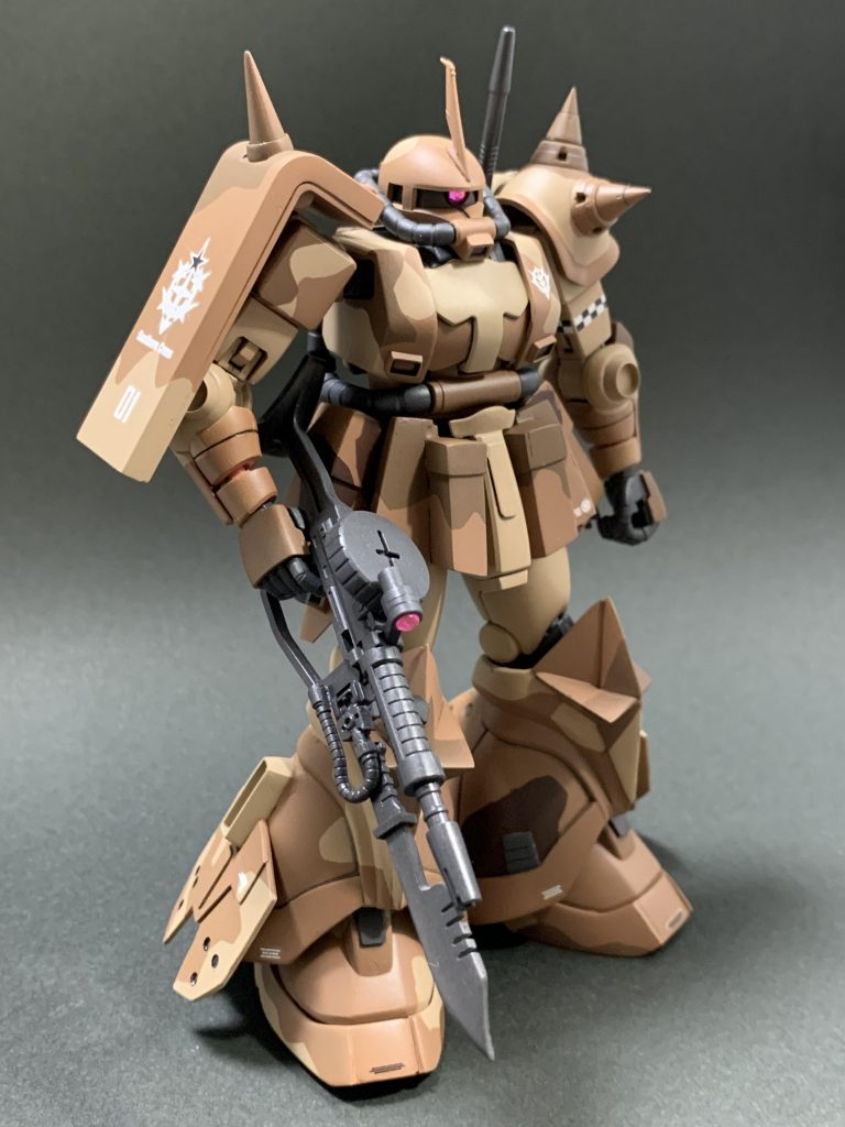 腰回りはプラ板のスクラッチです。膝から下はHGのゲルググマリーネをベースにプラ板、パテで作りました。