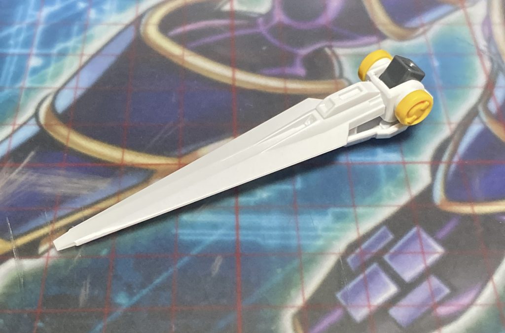 右肩部に付いている小型ユニット小型シールド+GNフィールド発生装置+武装展開時はGNソードⅡによる射撃が可能思いつきで作った物をそのまま採用した