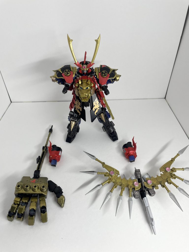 今回は、コトブキのエクスアーマーF、オーバードマニュレーター(これは無改造)を主体にプラ板やパテ盛りにて改造しました。パッと見た感じνガンダムに見えなければ成功かな？と思います。RGガオガイガーが手に入らなかった無念が伝わりますように。(^^)