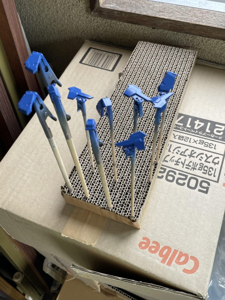 青色は、調色で作りました。脳内イメージとは少し違いましたが、まあ良い感じの色になったかと思います。乾燥済ませて見てみると、透けてることが判明し、追加で塗ることに。