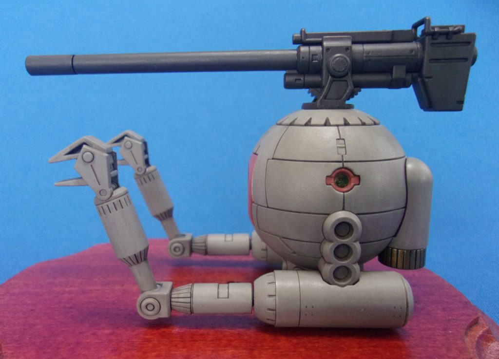 本体側面の合わせ目は、角を少し削ってパネルラインとして処理しました。