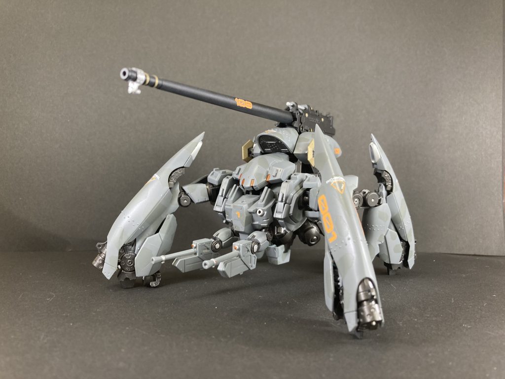 MA形態レギンレイヴの姿を再現するのにも苦労しました…。再現するために胴体からは、機銃を接続することでMS形態時でも違和感がでない工夫をしました。
