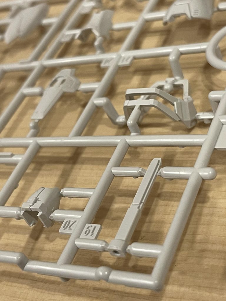 装甲はバンダイ製の中ではバキバキにエッジが立ってます。