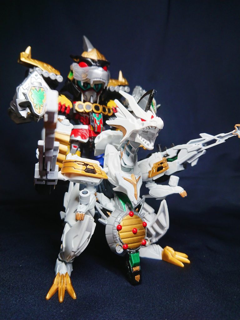 騎乗した姿ですが、これがまたでかい。カヴァリエとシーザーの合体したインペラトゥル状態がトップヘビーなため、さらに迫力増し増し。