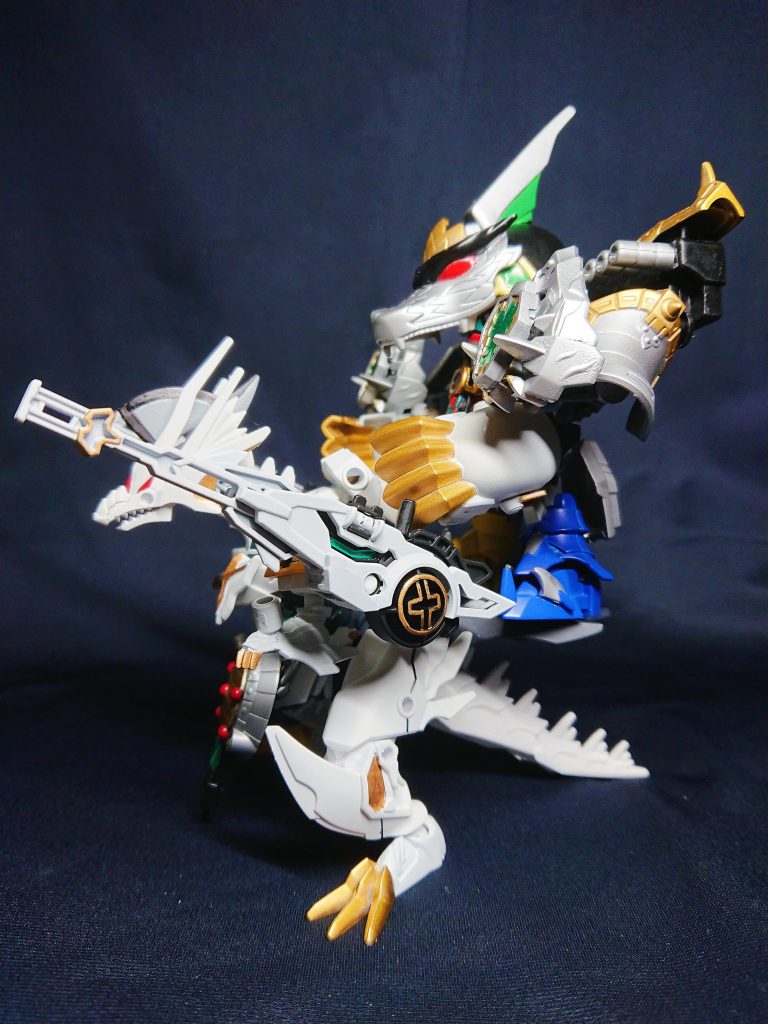 原作ではブラキオンの尻尾がドラゴンアントラーになっていますが、こちらはそのまま。尻尾が支えになるので、原作ではただ乗っただけの姿と違い、脚を可動させたポージングもできます。