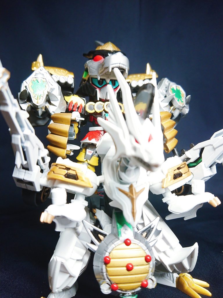 インペラトゥルのデカさとブラキオンのサイズから、実際はかなりのサイズ感があります。ジュウレンジャーのロボの最終形態は騎乗タイプとは言え、既存パーツのみでの再現はかなり心折れるかと思わされました。…なお、ジュウレンジャー最終作となりましたが、グラスパードラゴンの余った翼はこの後カヴァリエに使用し、フレイムトイズ版のダイノメガゾードに換装される予定です。