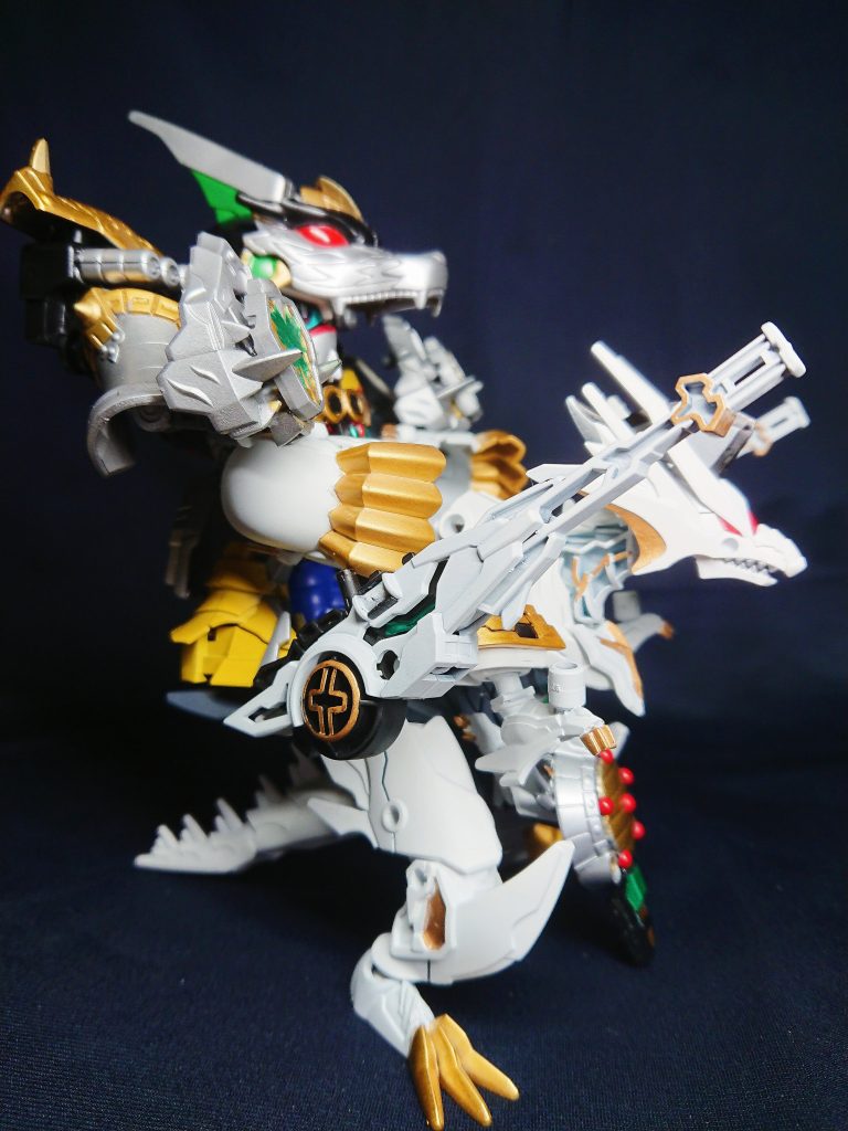 ブラキオサウルスというよりは、トカゲ型の恐竜に騎乗してるように見えるのは気のせい。