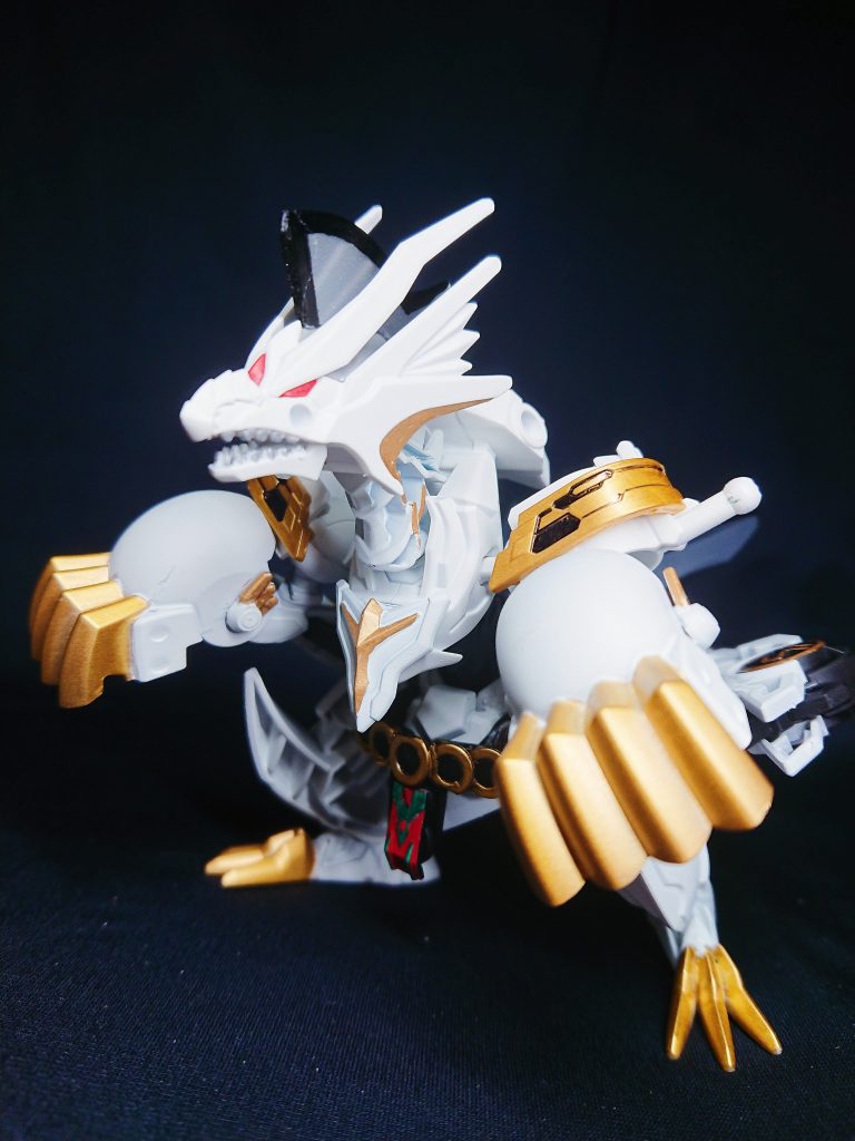 秘境に生息する幻の生物、シャイングラスパードラゴンの陸棲型亜種。何体かいる亜種の内の一体で、ドラゴン同様に高い知性があり、争いは好まない。ディノシーザーと同じく言葉を理解し、カヴァリエやシーザーに協力するようになった。腕の爪と巨砲は後に取り付けられた武装となっている。