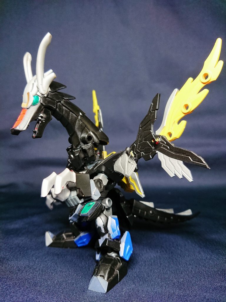 ウィザードガンダム制作時ではスタイル重視に制作するためオミットしていましたが、新規にパーツを追加で再現しました。武者仁宇だか真田幸村頑駄無だかの竜パーツが余っていたので、差し替えですが形にしました。