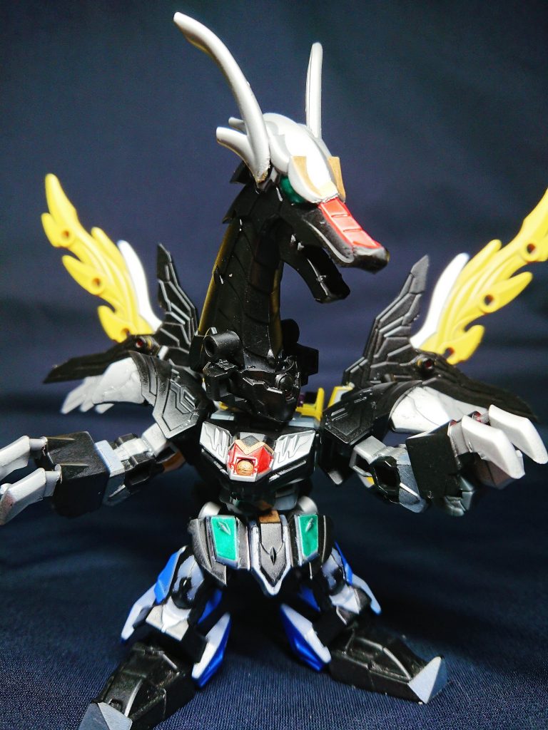 たぶん当時作ってたら余剰とか気にして形が違ったかも?なおここで余剰となるマジキング頭は軍馬のセイントカイザー頭の部分に懸架し、帽子を掛けた感じになるため、もちろん余剰無しに。