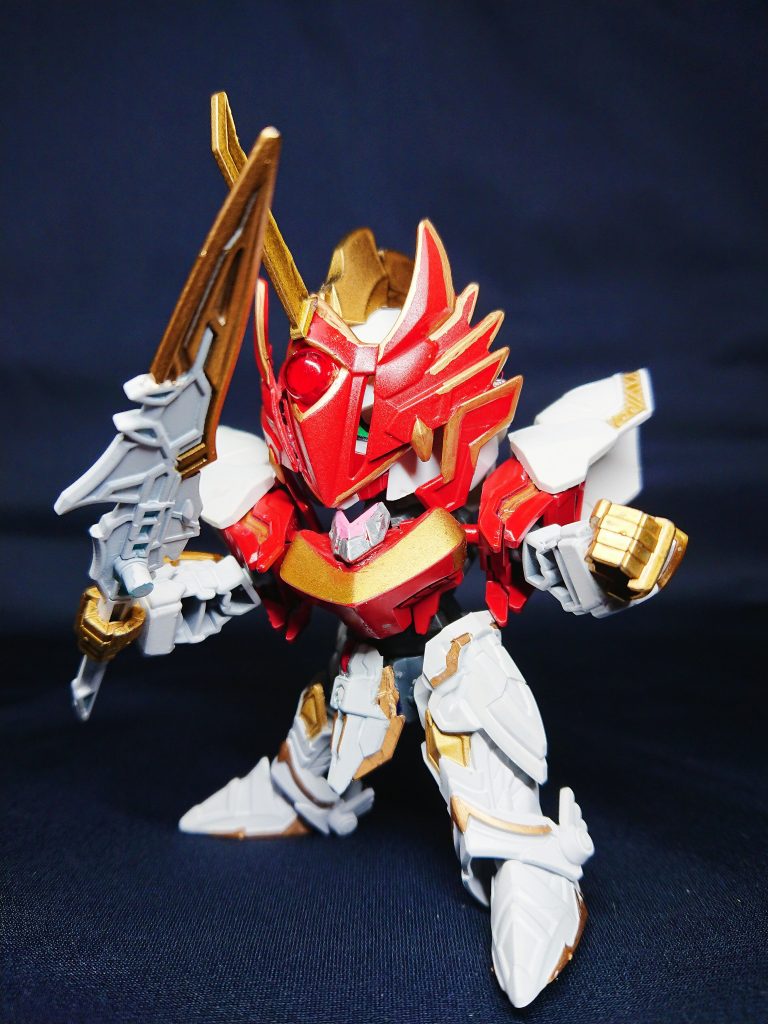 今回の戦隊ロボSDは、マジレンジャーからセイントカイザーをモチーフにしました。ユニゴルオンの軍馬から、ウィザードガンダムではオミットしたマジドラゴン形態まで、ウィザードガンダムにギミックを新たに追加してみました。