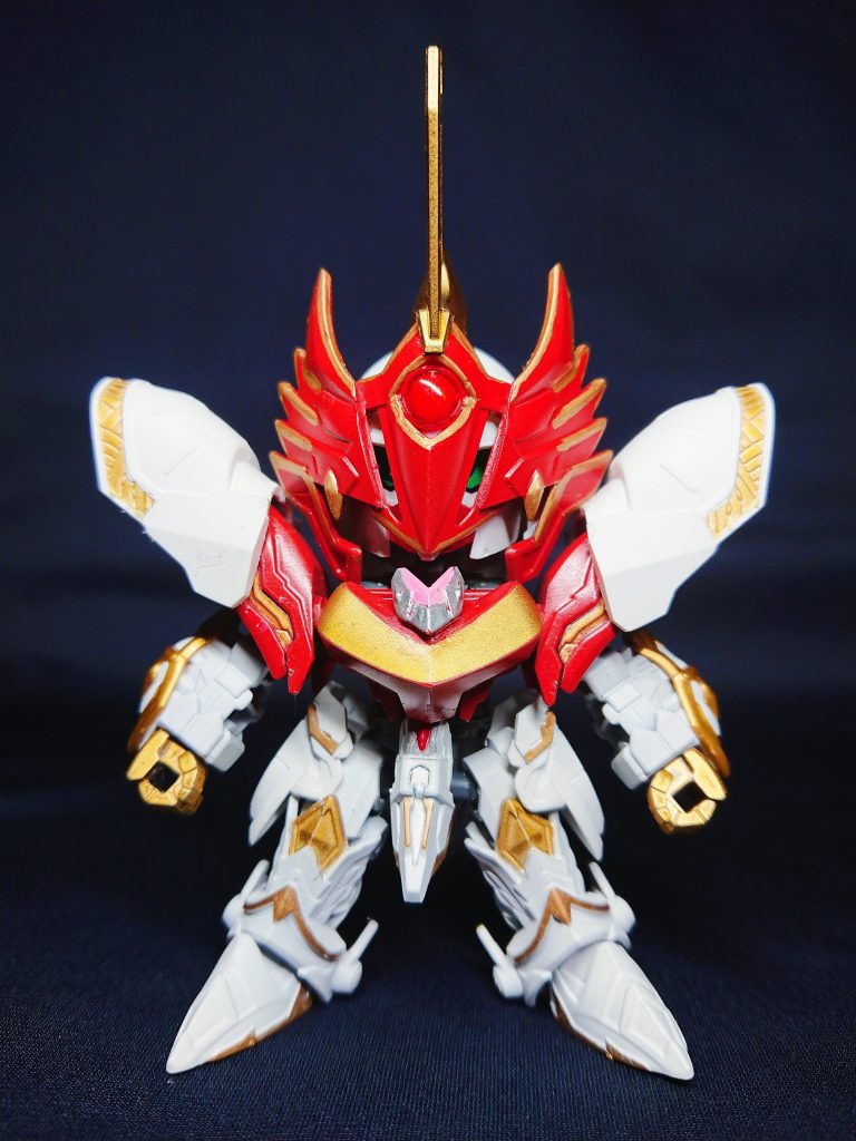 使用パーツはウィザードガンダムの上半身を軸に、アーサー等のパーツで騎士風にしていきました。今までの戦隊ロボSDよりもヒロイックなデザインに。