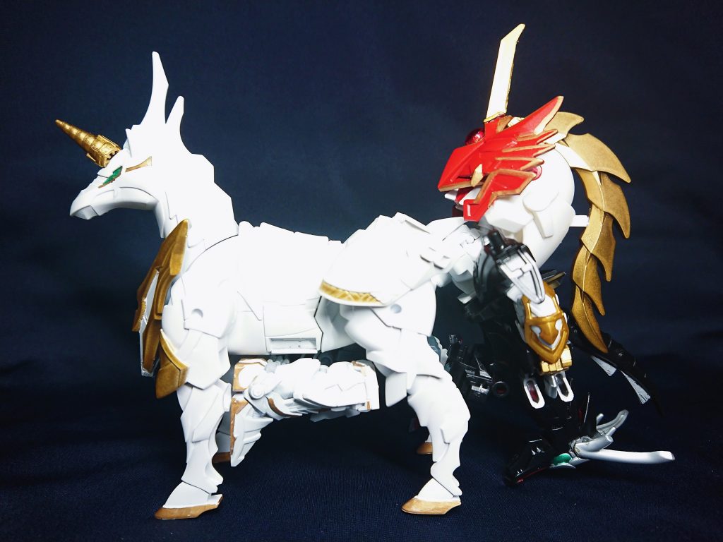 腹部から尾にかけてセイントの下半身とドラゴン用パーツ。セイント用の肩アーマーはネオジムで大腿部に懸架。これで余剰は一切出ないようにしています。