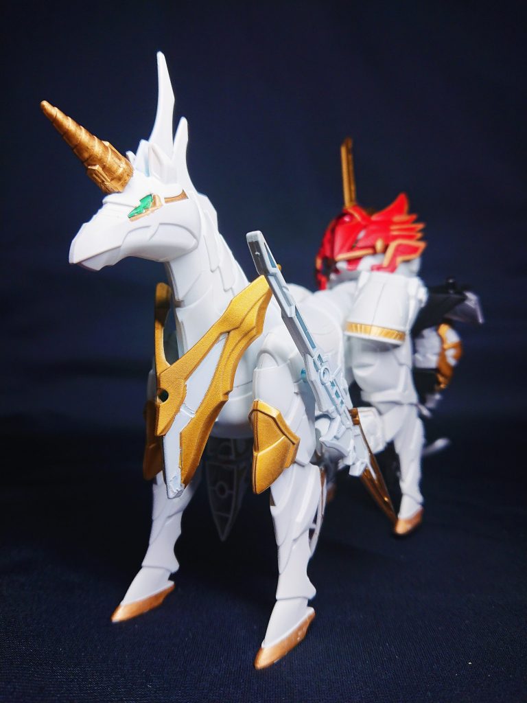 次に一角軍馬。ユニゴルオンモチーフです。追加ギミックのため、変形合体ではなく各装備を懸架した軍馬となっています。