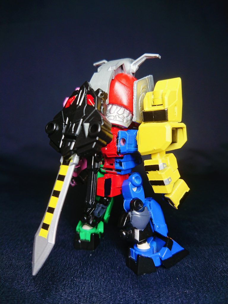 しかしデザインが特殊すぎたため、制作開始は昨年末ですが一度挫折…素体ができてから約10ヶ月封印してきましたw元々シンプルな戦隊ロボで、背後も原作では電車の底面側がむき出し。その辺はアレンジし、今後の超や超超への合体のため、肩、腰、脚部等の接続部は残しています。