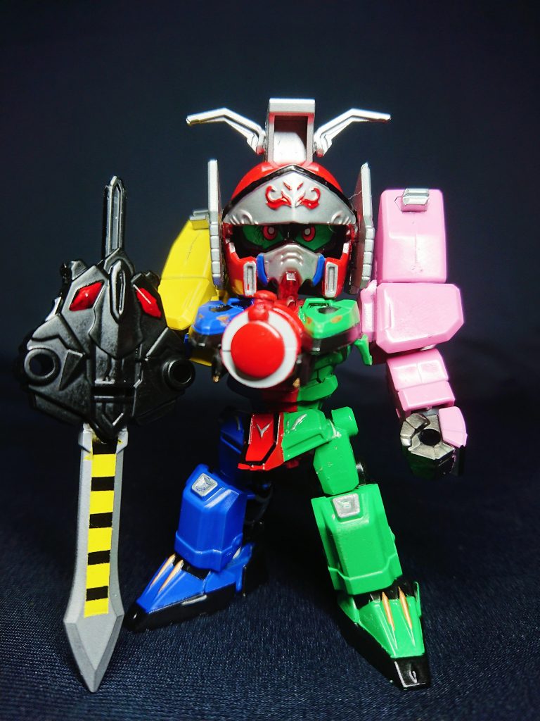 トアール星のTシティを防備する列車型ガンダム。スーパートレインガンダムR(アールくん)がライバル。最強の座を求め今日も戦い続ける！