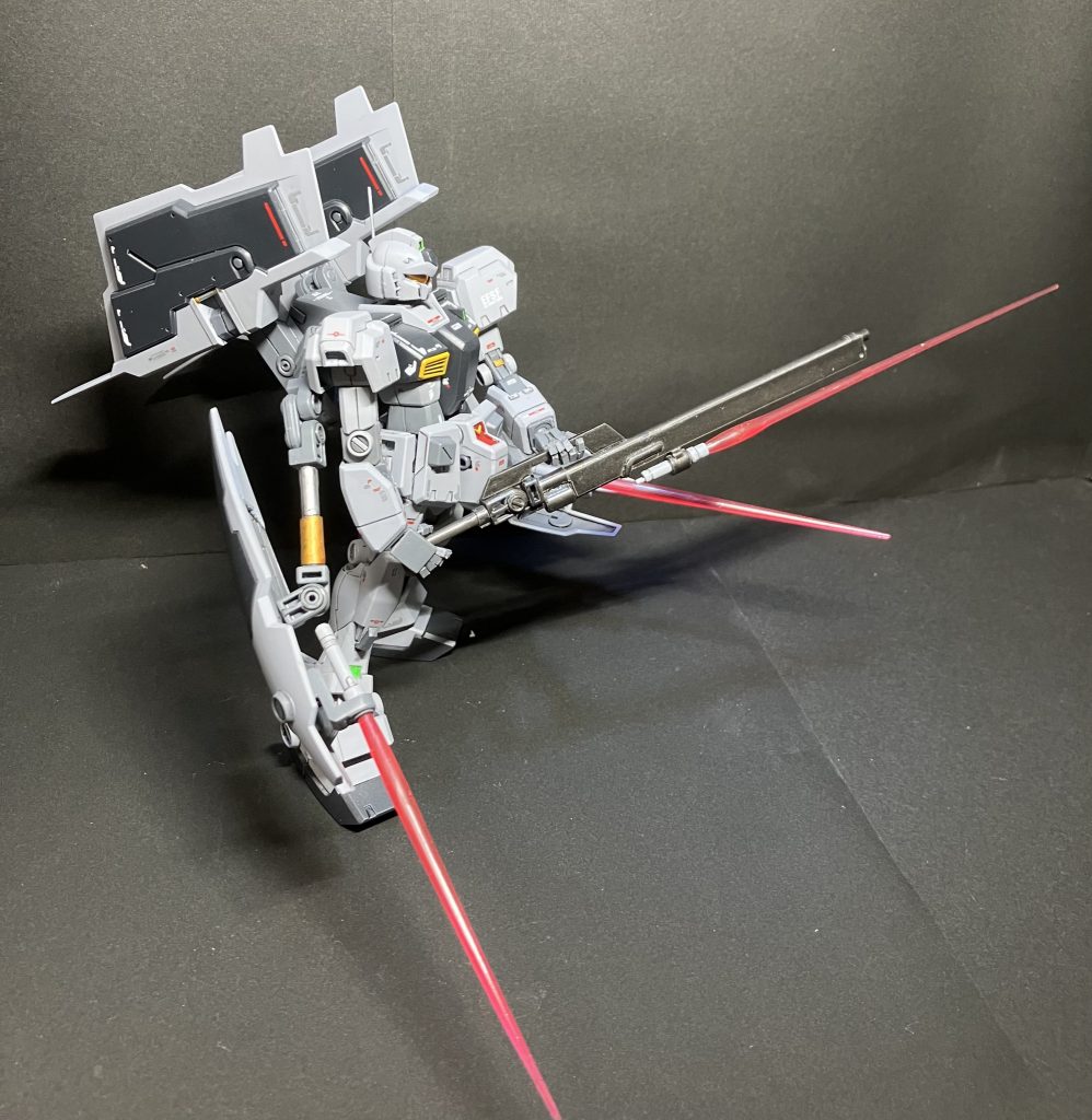 シールド裏とライフル下部で合計3本のサーベルを装備しています。