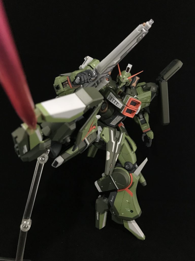 隠し武装として足がアーム状に変形し、踵からビームサーベルを出すなど、トリッキーな戦闘もこなすことができます。