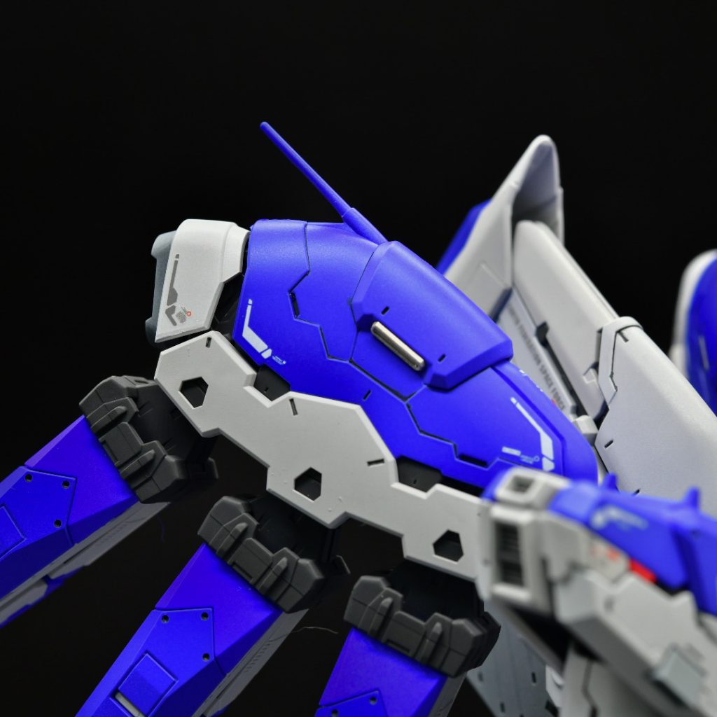 RGの特徴であるファンネルラックのアンテナ。魚のヒレみたいで気に入らなかったのでカット。