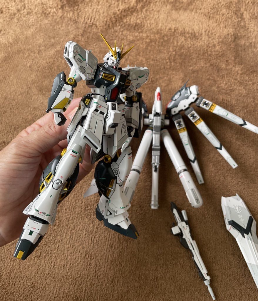 Hi-νガンダムはボディがめちゃくちゃカッコいいです。