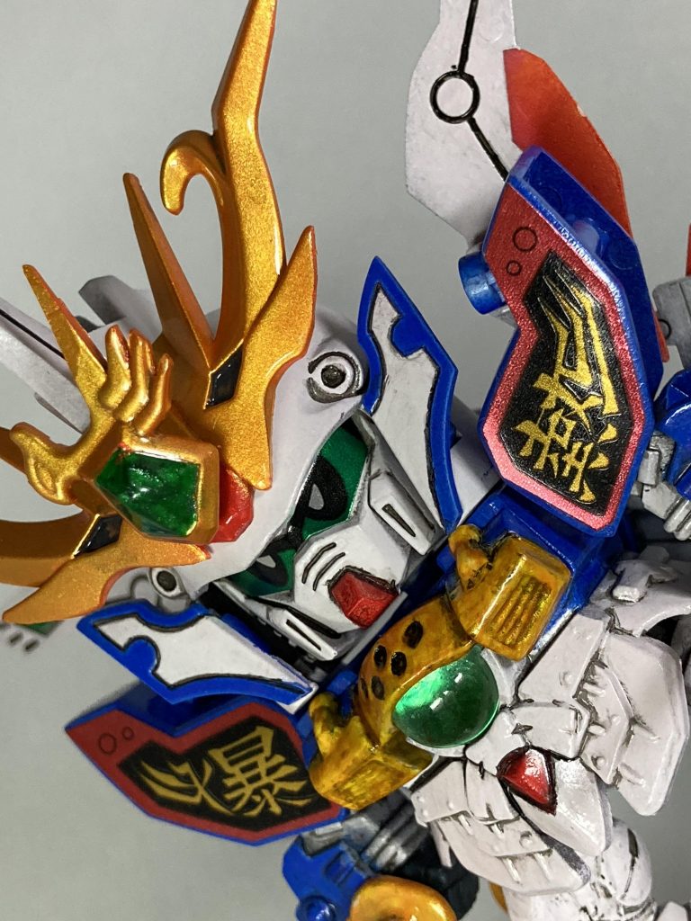 胸元アップ胸の宝玉は炎水の玉と言い、師匠の爆流頑駄無から修行の証として授けられたものです。