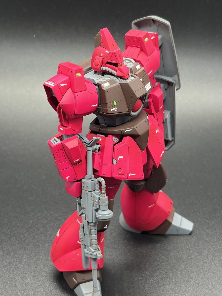 左胸がコックピットハッチということで、胸部は左右非対称なデザインということで、スジボリも左右で大きく変化をつけました。