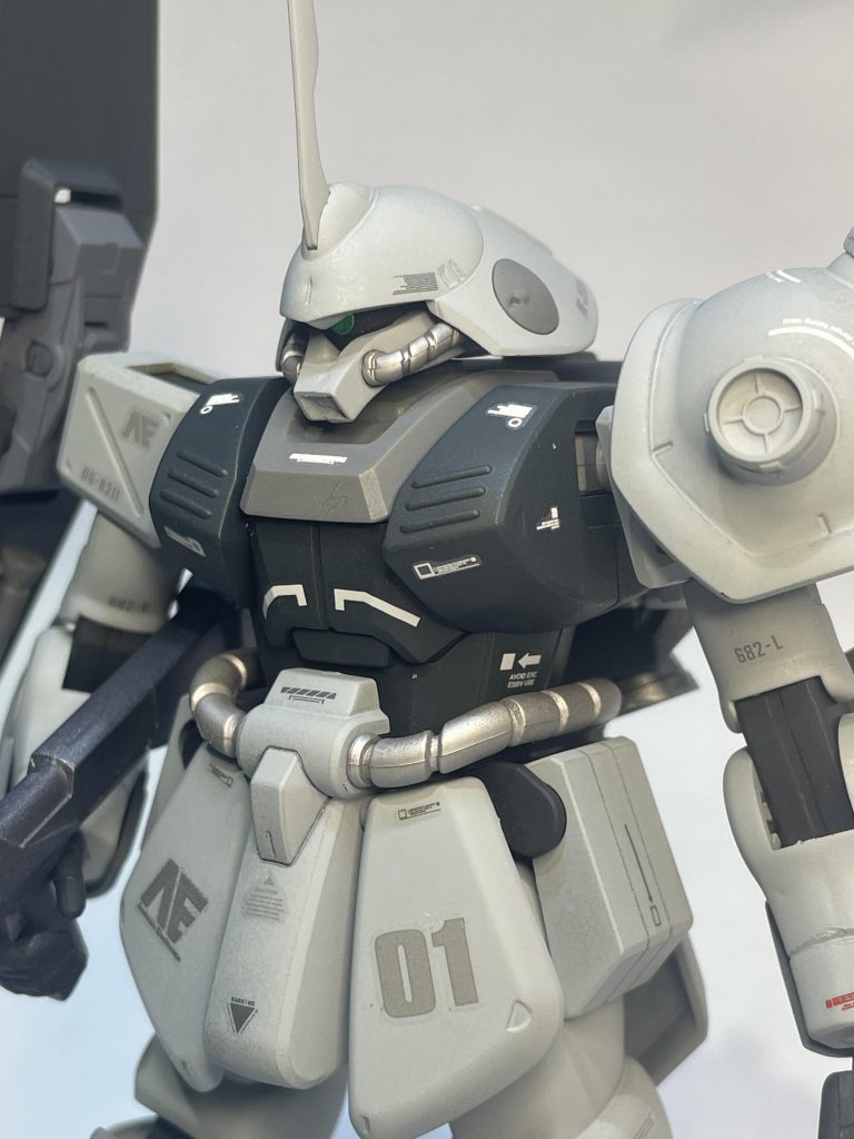 腕やふくろはぎなど合わせ目は幾つかありますが、独特な太もも部分などはしっかり綺麗に仕上がっていてキット自体の良質さを感じました。