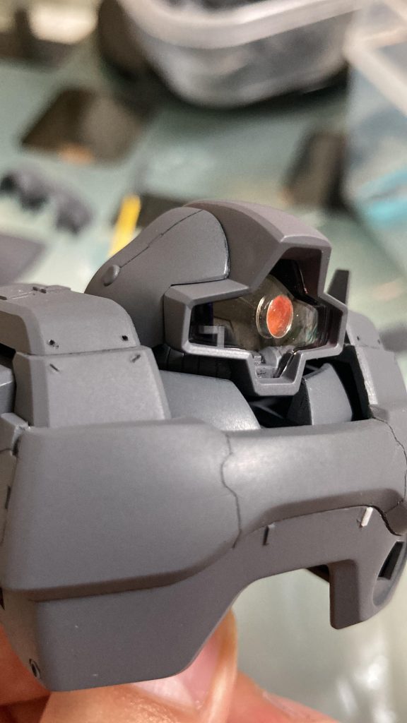 モノアイをハイキューパーツの金属パーツとエイチアイズに変更。エイチアイズの裏側にスターブライトジェラルミンを塗ってあります。