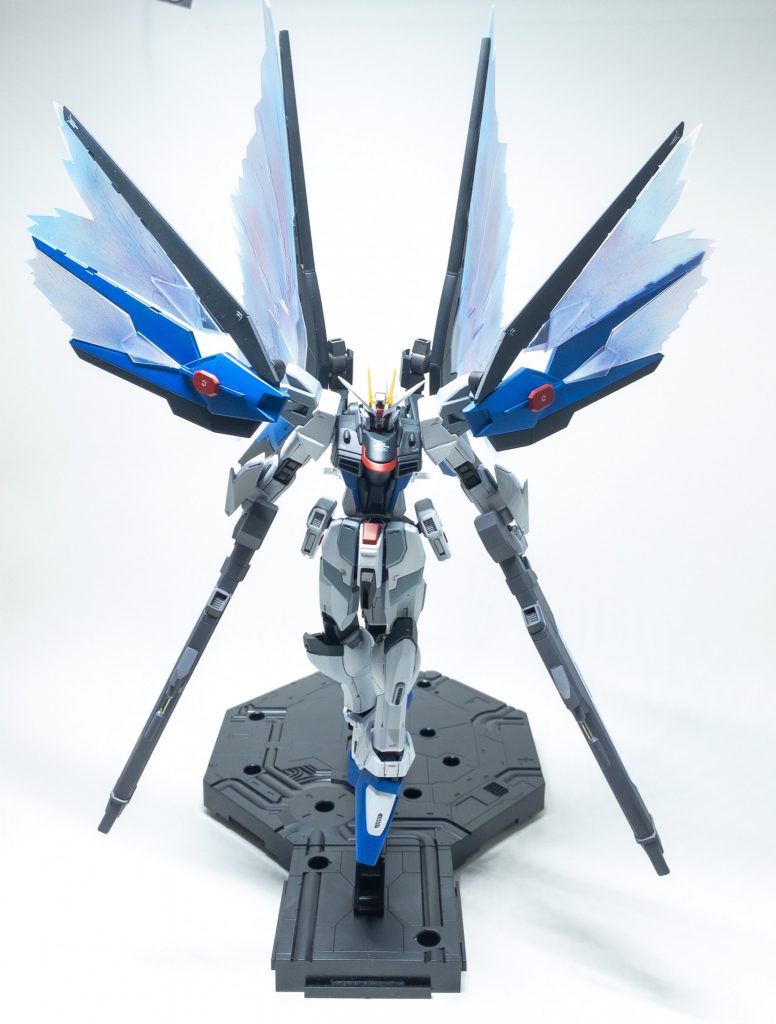 光の翼エフェクトパーツを初めて作成クリアのプラ板にクリア接着剤を塗って流れを表現しています。希望としてはもっと厚く塗って立体感を出したかったのですが、時間がかかりすぎるために断念しました。