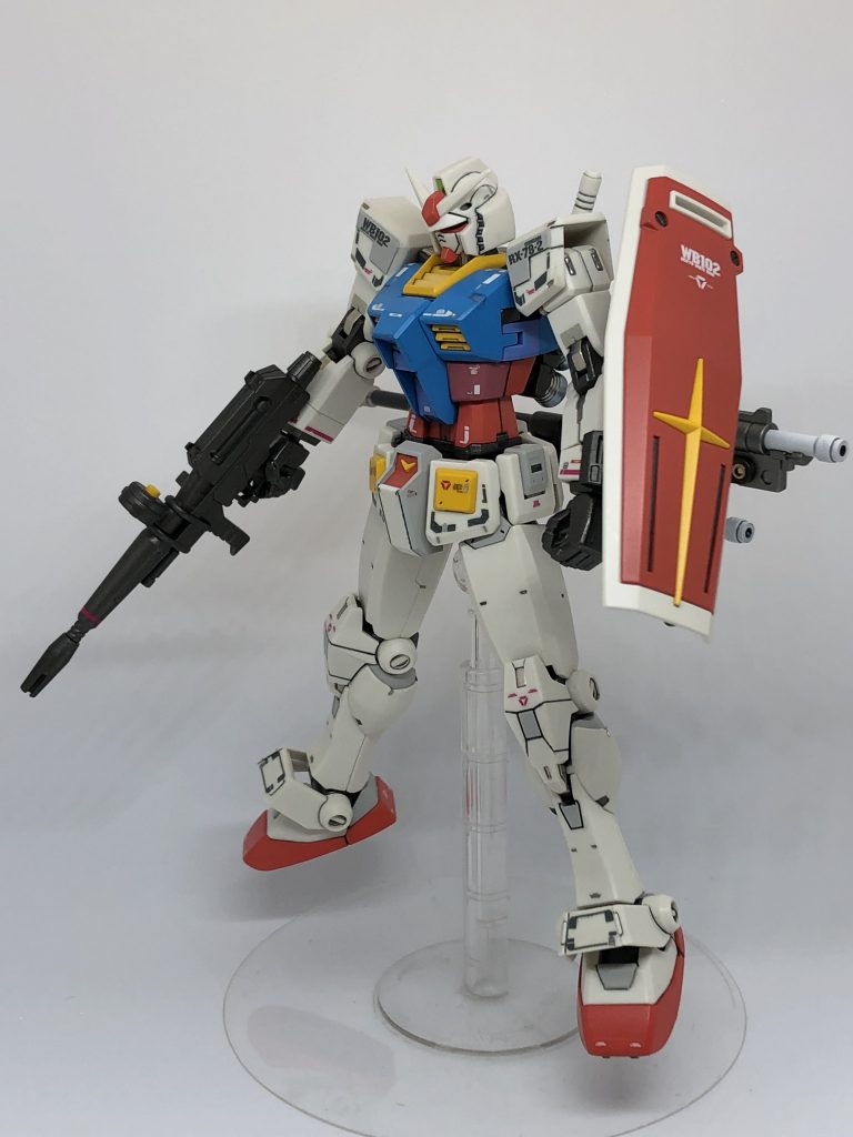 グレーはニュートラルグレーにホワイトを混ぜて調色、ホワイトは成形色、明るいブルー、レッドはアニメカラー コックピットのシャッター、脇下、胸部下のピンクに近いレッドは成形色です。この成形色が凄い好きだけど、アニメカラーに塗装したい。悩み、考えた結果 半塗装 にしました。