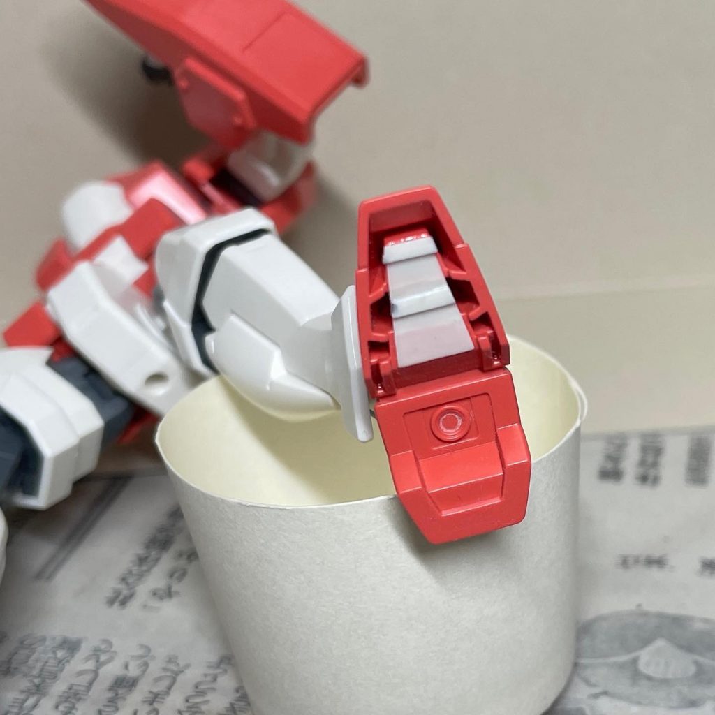 足裏の加工　足裏の肉抜き穴が目立ったので、プラ板を貼って肉抜き穴を減らしました。今回は手軽さ重視で手抜きしています。