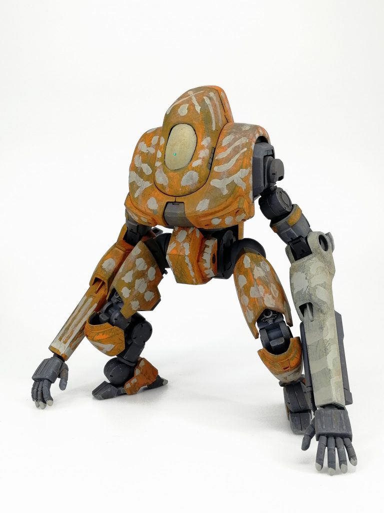 ズサ胴は背中側中央部と肩回りをカットして接着後もアトハメできるようにしました。顔部分は接続用のへこみを埋めて滑らかにしてアトラスガンダムの膝を中から埋め込み。肩の付け根はグレイズフレームの太腿付け根です。股間はハイモックを元にジャンクで調整。腕は30MMの肩から肘までにフラッグの脛を接続。作業用らしい長い腕にしてみました。脚はグリムゲルデをベースに足首は30MMスピナティオ。