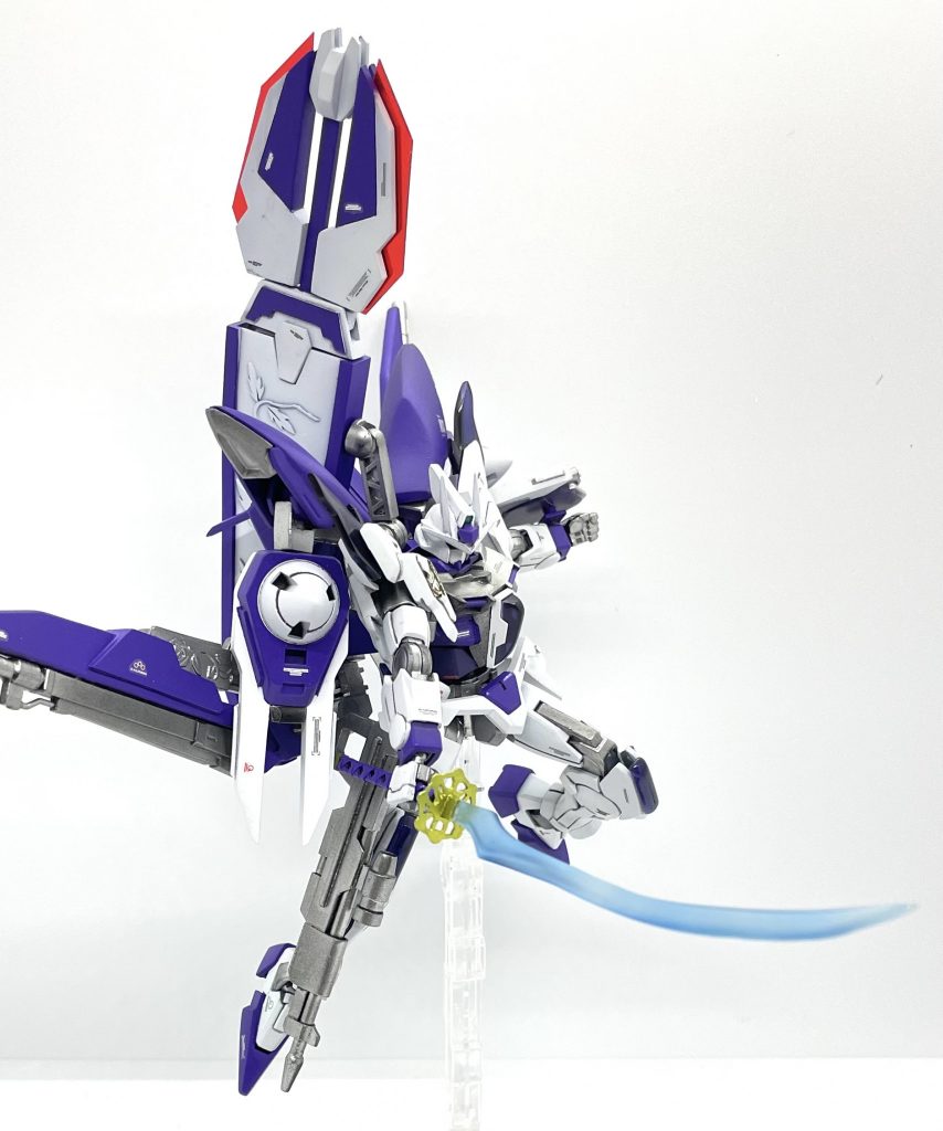 腰に装備されてる刀型ビームソード雷切を持たせてポーズ。刀はフルスクラッチで、ビーム刃はクリアレジンで使ってます。