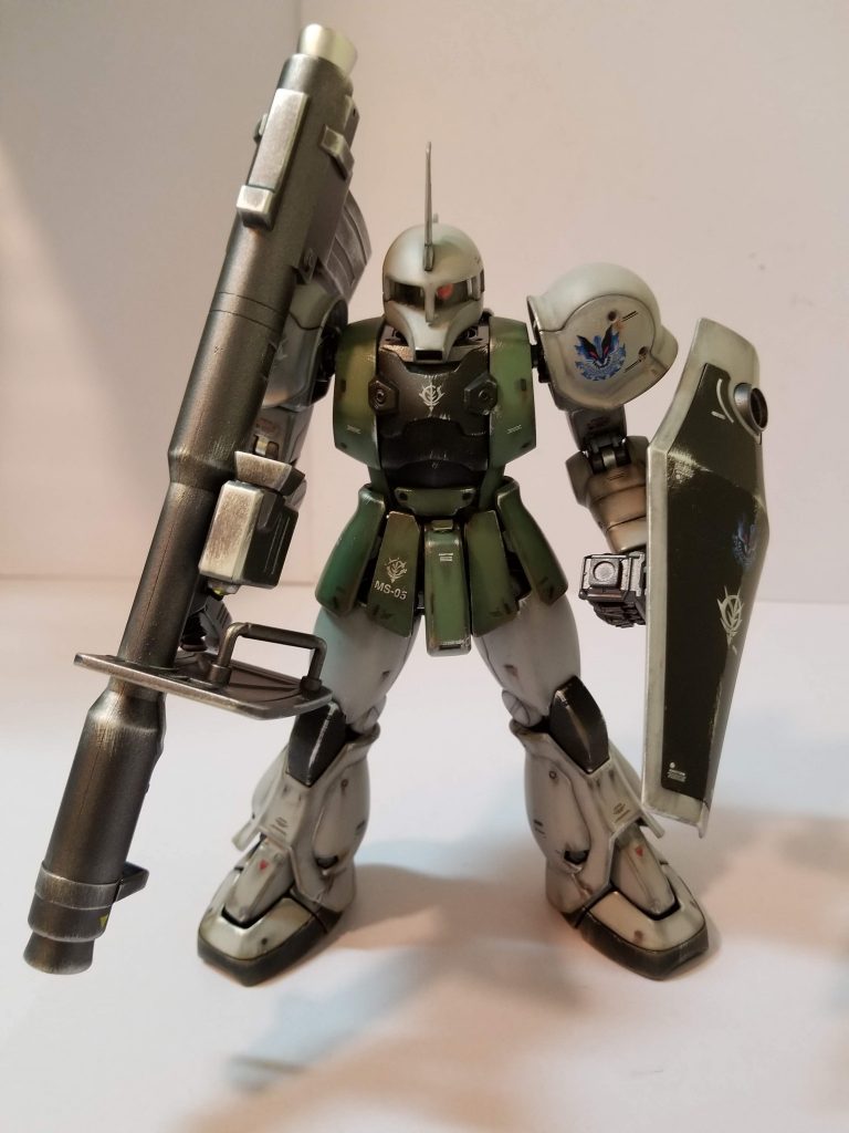 本体はMGザク2.0をベースに制作。武器を個別に集めるのがわりと大変でした。