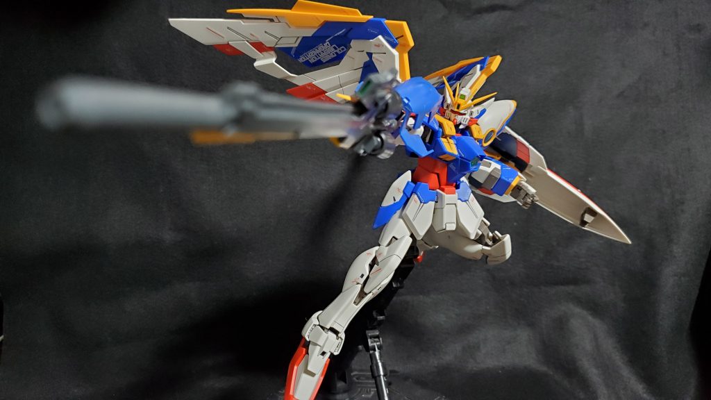 バスターライフルの保持力はゼロです。過去にもう一体作っていたので、一つハンドパーツと接着しています。