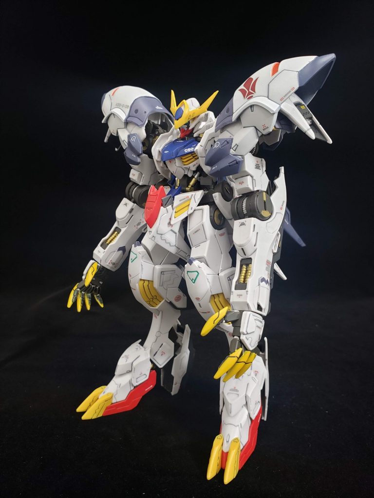 腕部、脚部に大型アーマー装備し攻撃力、防御力を向上させたバルバトスルプス。