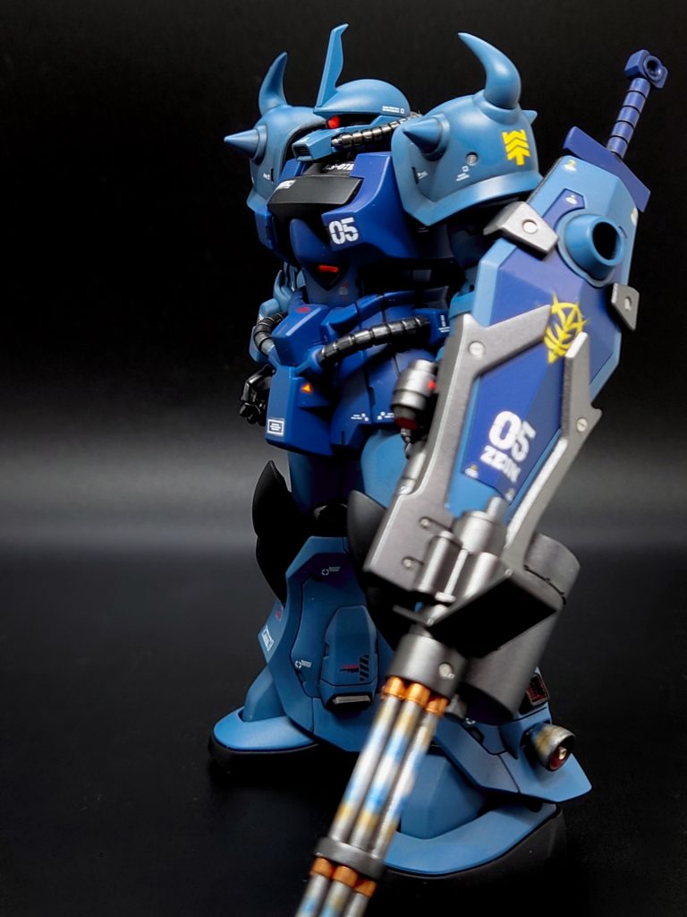 所々にメタルパーツをあしらっています